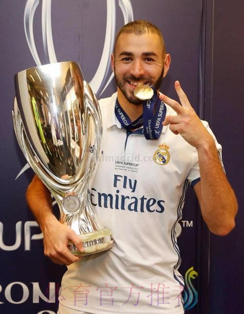 西媒:法国足球已告知本泽马 他赢得了今年金球奖